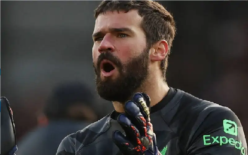 اللاعبون ليسوا آلات.. أليسون يفتح النار