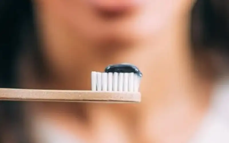 مشاكل الأسنان واللثة.. أعراض مهملة لسن