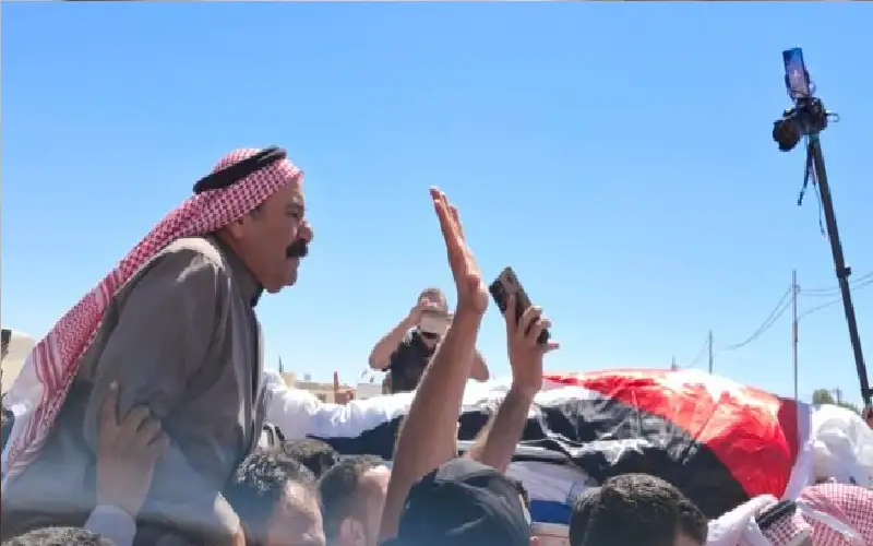 هكذا رفع الأردنيون والد الشهيد ماهر