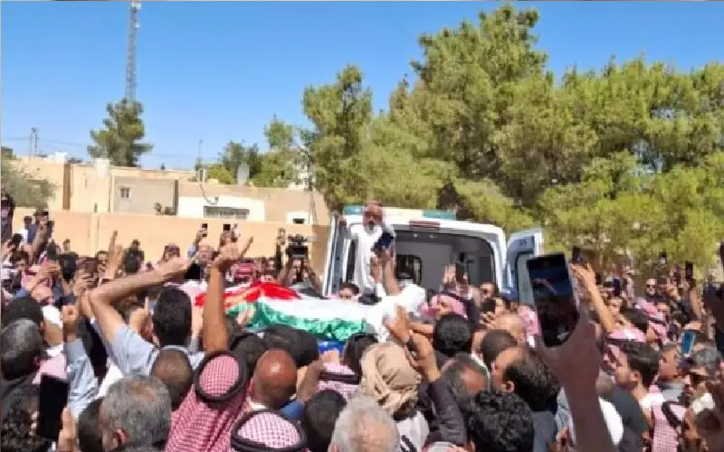 حشود الأردنيين تهتف في تشييع الشهيد