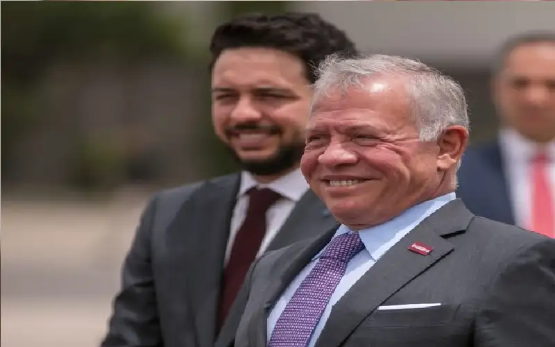 الملك يرافقه ولي العهد يزور محافظة