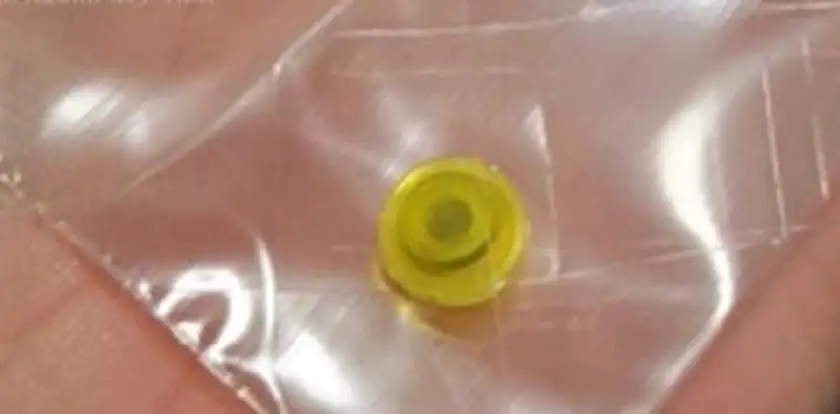 أمريكي يخرج قطعة ليغو من أنفه