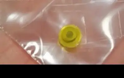 أمريكي يخرج قطعة ليغو من أنفه