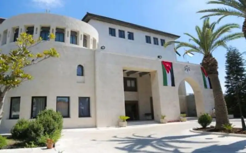 الملك ينعم على وزراء حكومة الخصاونة