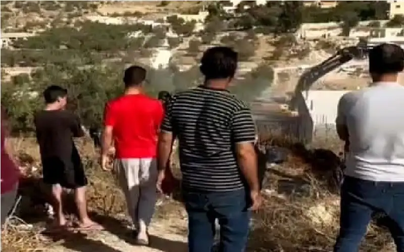 هدم منزل وغرفتين زراعيتين وبركس زراعي