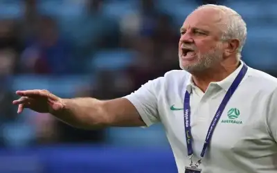 مدرب منتخب أستراليا أرنولد يترك منصبه