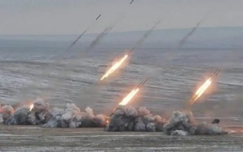 إطلاق رشقات صاروخية مكثفة من لبنان