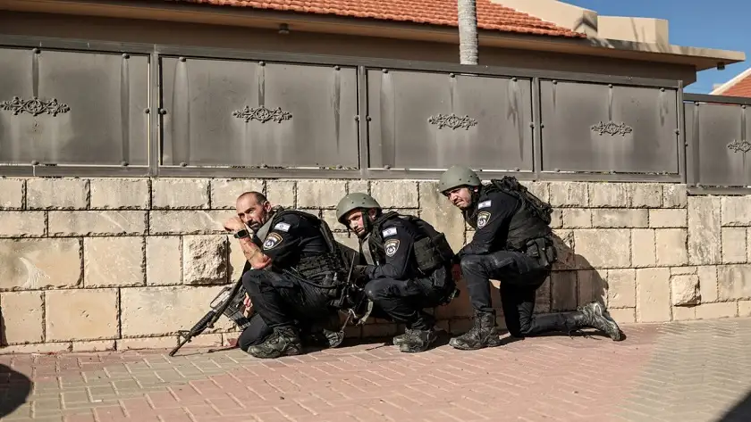 قوات الاحتلال إلاسرائيلية مدججة بالسلاح تقتحم