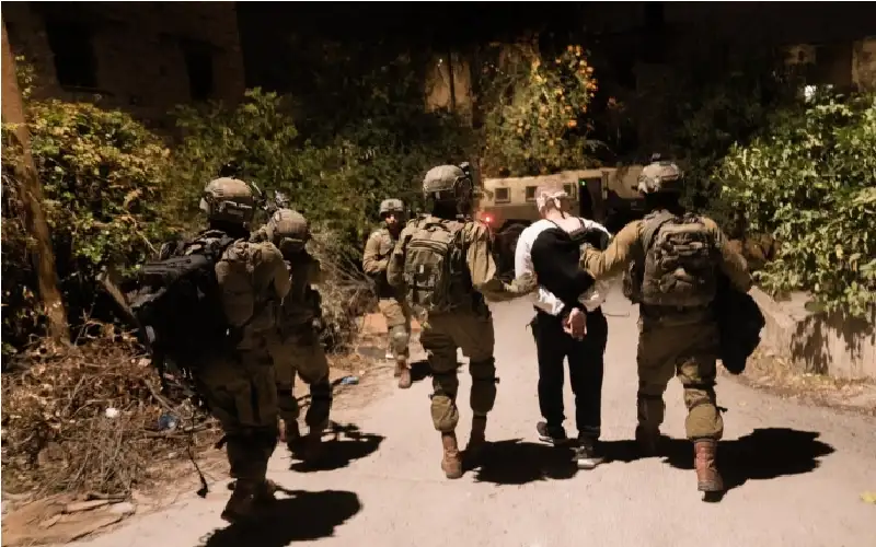 الاحتلال يعتقل 10 مواطنين من الضفة