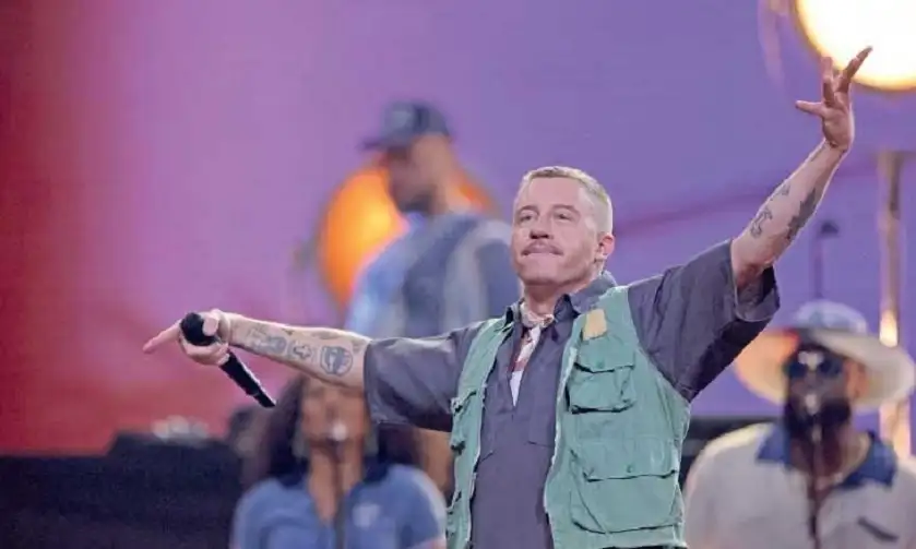 مغني الراب الأمريكي ماكليمور في أغنية