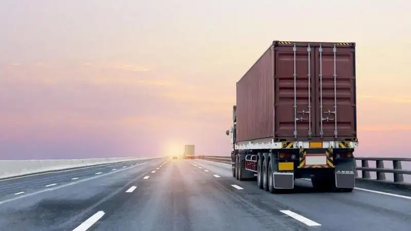 فقدان السيطرة على مركبتي شحن دون