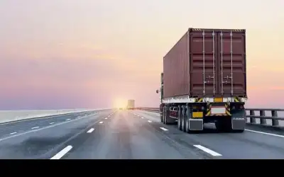 فقدان السيطرة على مركبتي شحن دون