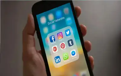 مواقع التواصل تجمع البيانات دون قيود