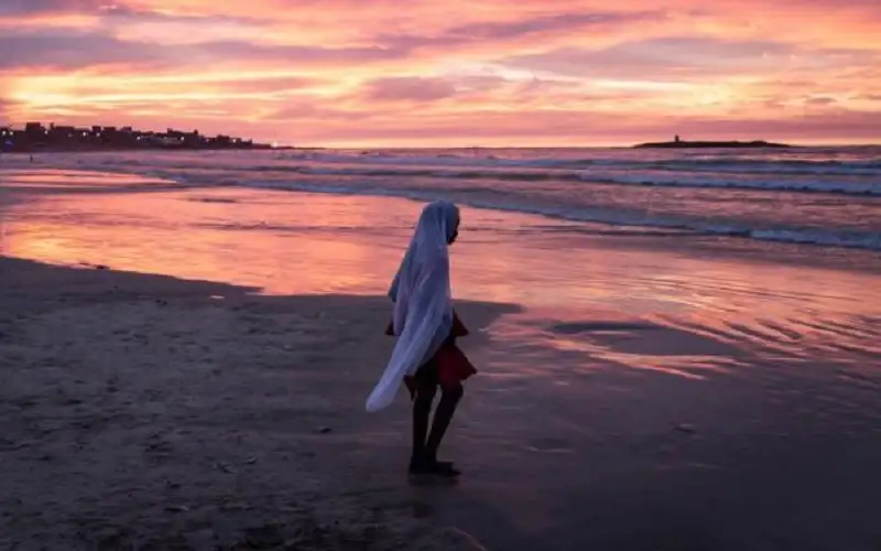 العثور على 30 جثة داخل قارب