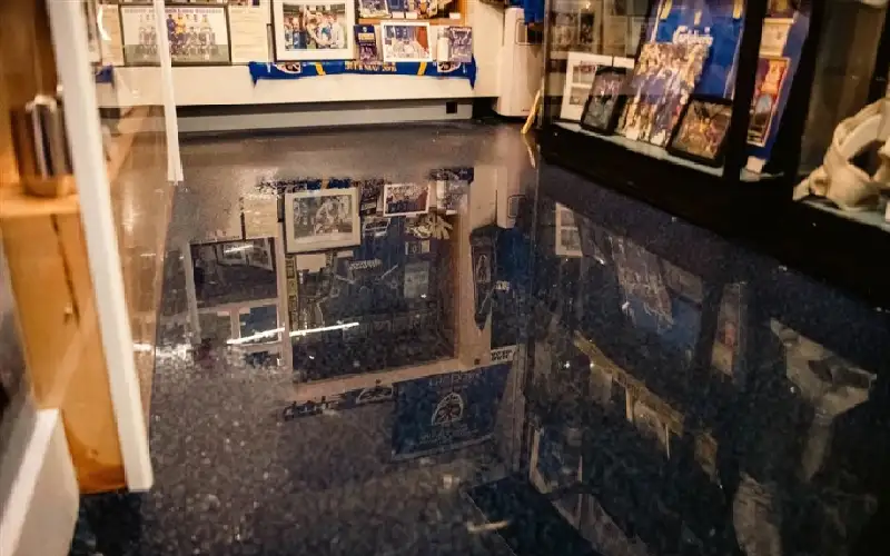 صور.. الفيضان وراء تغيير ملعب ويمبلدون