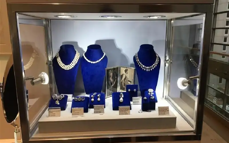 بسعر خيالي.. عرض قلادة ماري أنطوانيت