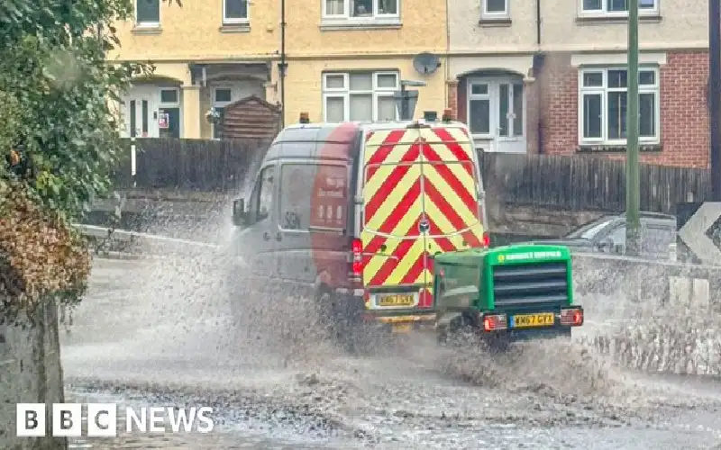 الفيضانات تشل حركة السفر في بريطانيا