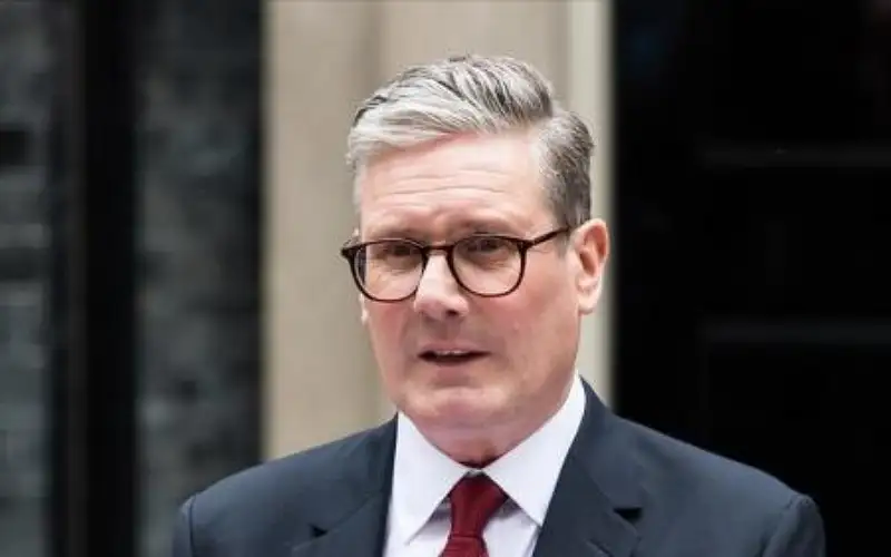 رئيس الوزراء البريطاني يدعو إلى وقف