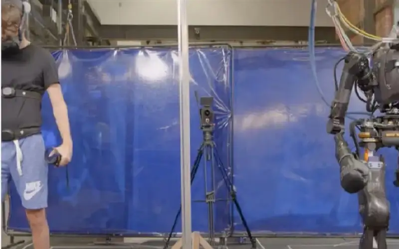 شاهد.. الروبوت ناديا يسدد اللكمات بقوة