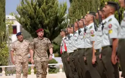نائب الملك يتابع تمرينا عسكريا بكلية