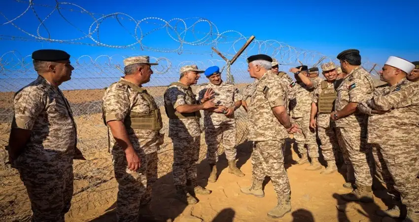 الحنيطي يتفقد سياجا يقام على طول