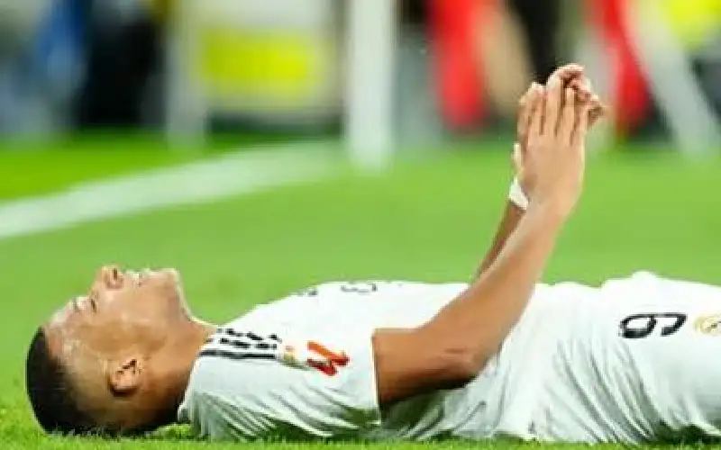 الإصابات تضرب 11 نجما.. مبابي يقود