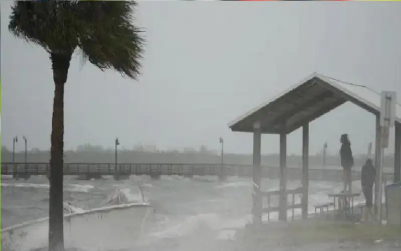 إعصار هيلين يضرب بقوة.. أمطار غزيرة