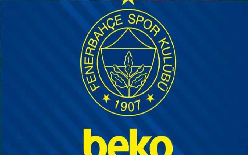 مدرب منتخب يتحول إلى مشجع ويرفع