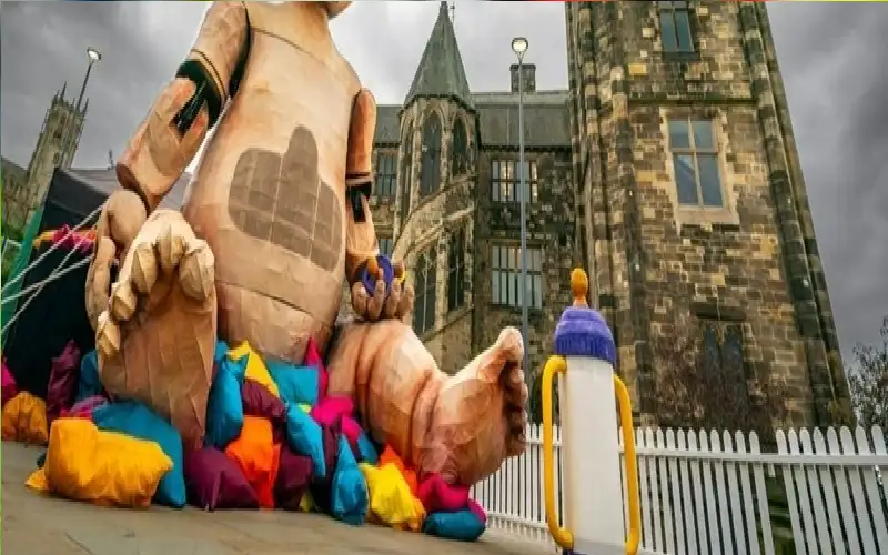 بريطانيا.. دمية مرعبة لتوعية الأطفال بالتغير