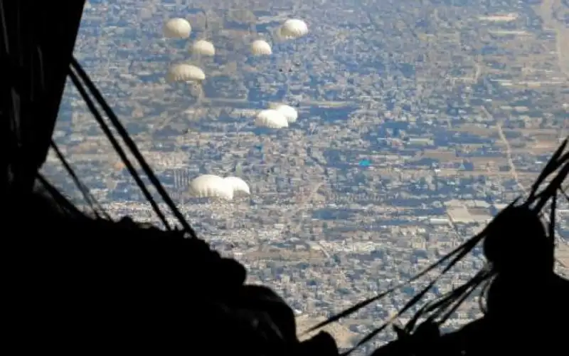 الجيش ينفذ إنزالا جويا لمساعدات غذائية