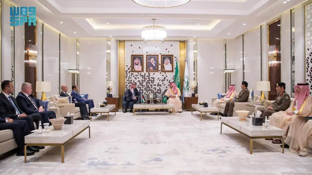 وزير الداخلية يبحث مع نظيره السعودي