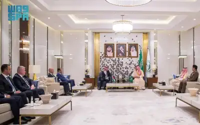 وزير الداخلية يبحث مع نظيره السعودي