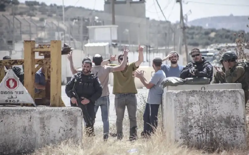 مستوطنون يهاجمون المركبات قرب دورا القرع