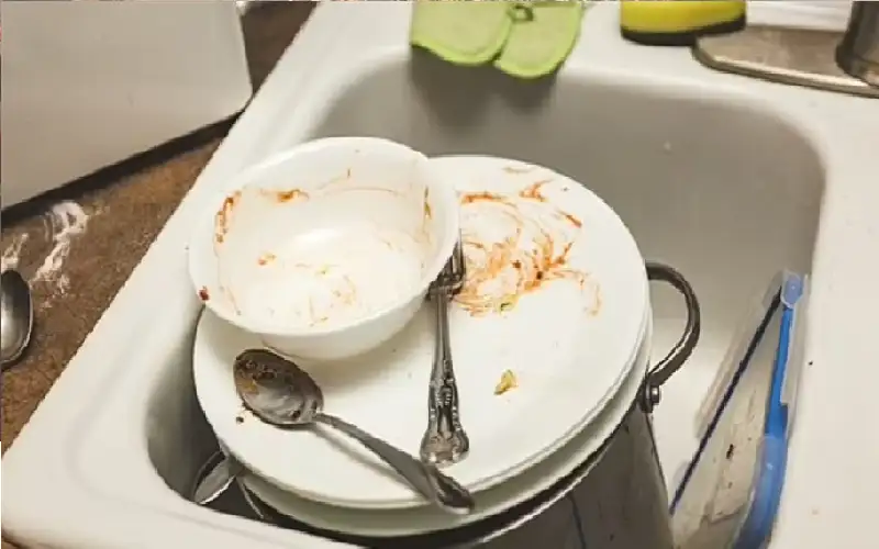 لم يغسل الأطباق.. وليا أمر أمام