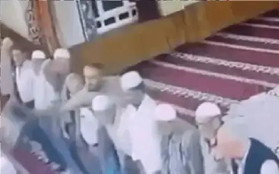 تركيا.. رجل يضرب إمام مسجد بكرسي