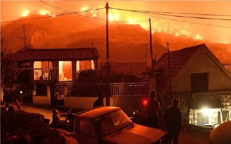 بالصور: حريق غابات هائل وسط اليونان