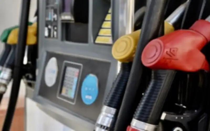 الحكومة تخفض أسعار البنزين 90 و95