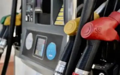 الحكومة تخفض أسعار البنزين 90 و95