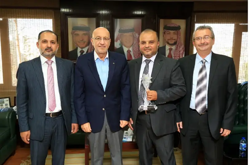 وزير المياه والري يكرم موظف حائز