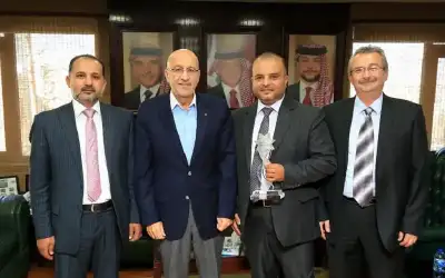 وزير المياه والري يكرم موظف حائز