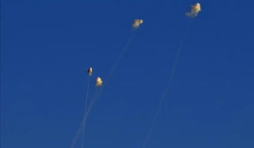 أكثر من 100 صاروخ من لبنان