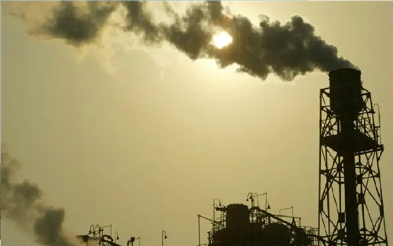 النفط يستقر وسط نمو ضعيف للطلب