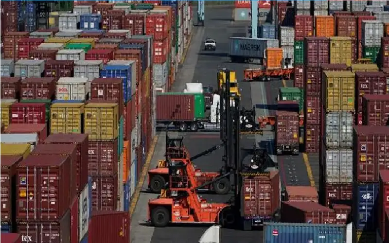 إضراب عاصف لعمال الموانئ الأمريكية.. خسائر