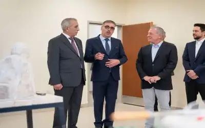 الملك يؤكد أهمية المضي قدما في
