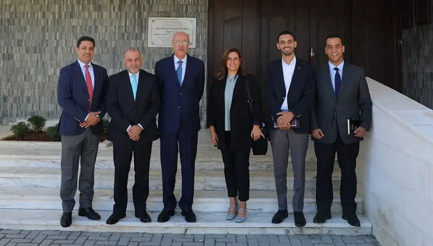 وفد من مؤسسة ولي العهد يزور