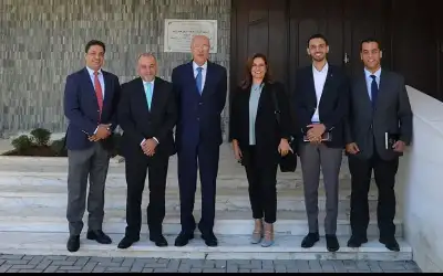 وفد من مؤسسة ولي العهد يزور