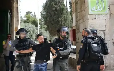 الاحتلال يعتقل 30 فلسطينيا بالضفة الغربية