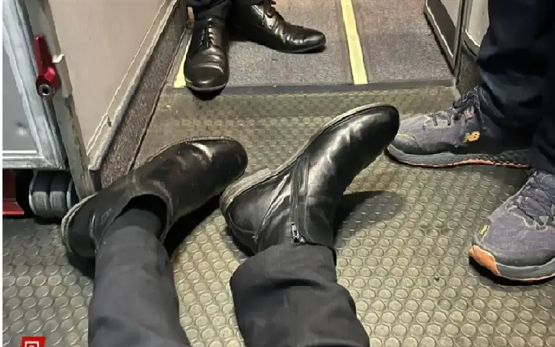 إجبار راكب طائرة على الزحف إلى