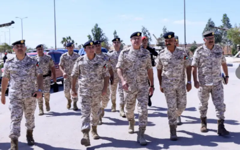 اللواء الحنيطي يزور قيادة المنطقة العسكرية