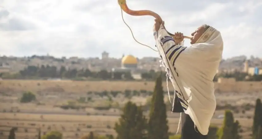 سجود ملحمي ونفخ البوق.. عشرات المستوطنين